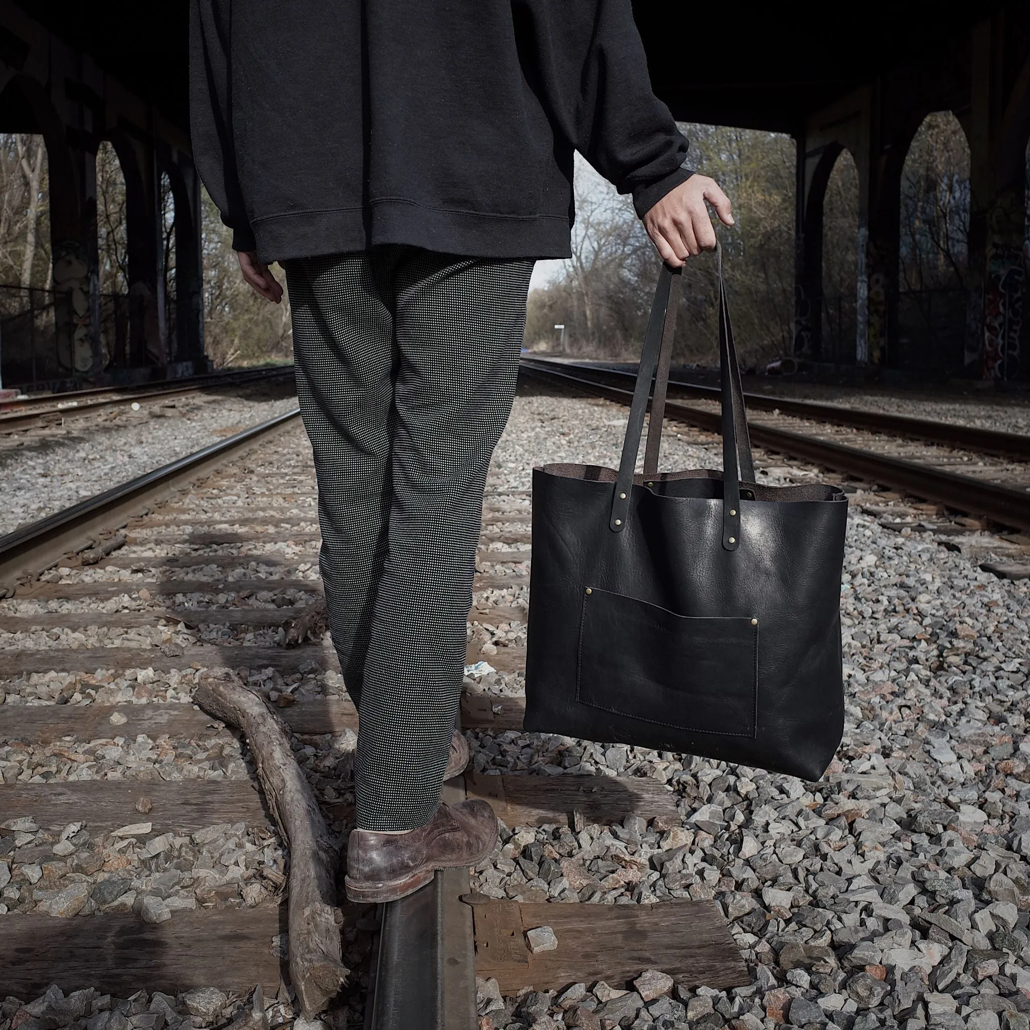 Dunham Leather Tote Bag – Black Edition
